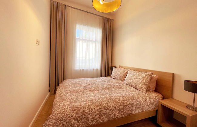 Picturesque Old Town Apartment With Balcony - Photo 2