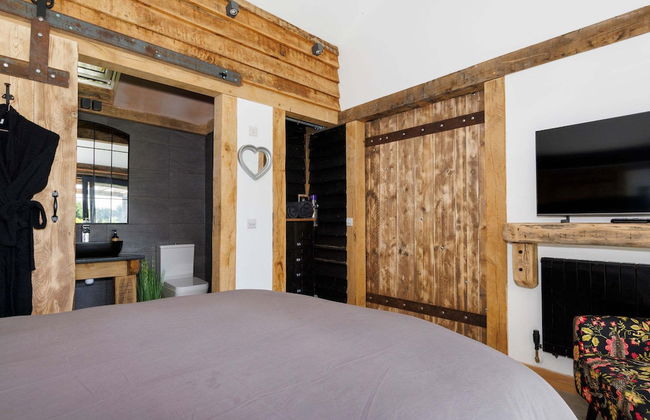 Romantic Countryside Lodge With Hot Tub - Photo 15