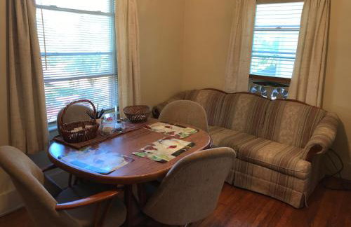 Room - Airport, Eastman Dental, UofR & Medical Ctr at Strong Hospital-Professionals Welcomed - Foto 2