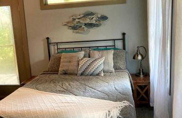 Tranquil Glamping near the Coast: Charming Rustic Cabin Rental in Midway, Georgia - Foto 4