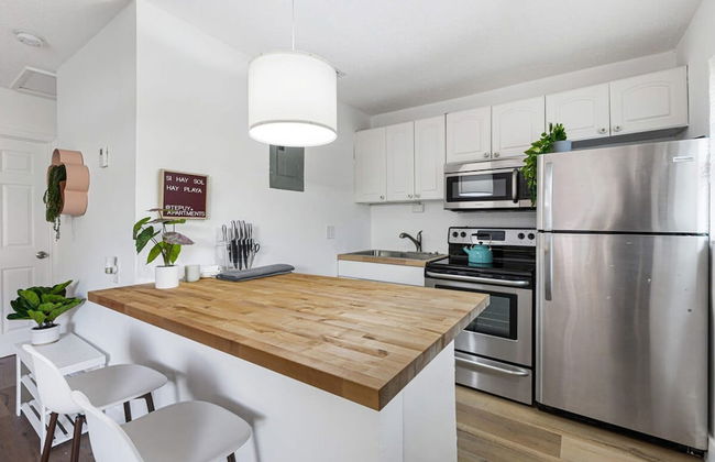 Stylish 2 BR Condo - Free Parking on Premises - Photo 19