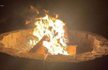 Charming Farmhouse w King Bed Hot Tub & EV Charger - Foto 14