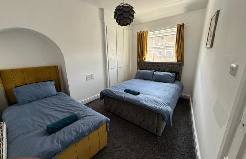 Central 3BR Home - Huddersfield Serviced Accomodation - Walk to Station & Town - Business Travellers - Families - Students - Photo 25
