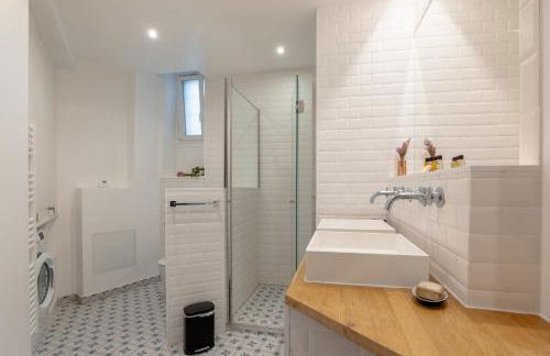 Sophisticated 2BR - Steps to Station - Foto 22