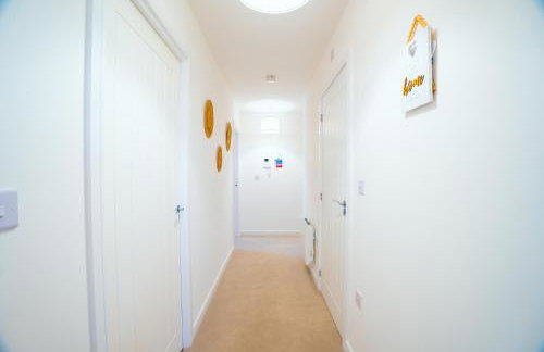 2 Bed Stylish Stay - By Holiday homes - Foto 25