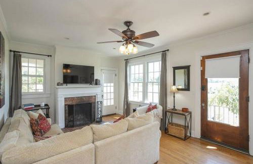 Golf Views, Porch Vibes, 3mi to Broadway! - Foto 2