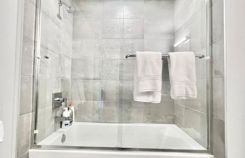 Designer Silver Lake Stylish One Bedroom with Parking - Photo 22