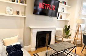 NEW! 2 bedroom Flat, Free Parking, PS5 and Netflix, ideal for professionals, relocators and families 1 minute to the centre and station - Foto 1