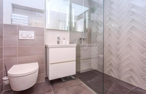 VILLA CVITA is a modern 5-bedroom villa with a Jacuzzi, a Gym and Finnish Sauna, a heated pool, and amazing views - Foto 23