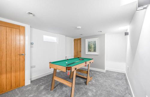 4 Bedroom 4 Bathroom House - Sleeps 7 - Prime Location, Free Parking, Self-Check-In, Workspace, Fast Wifi and Smart TV with Virgin TV and Netflix by Yoko Property - Photo 26