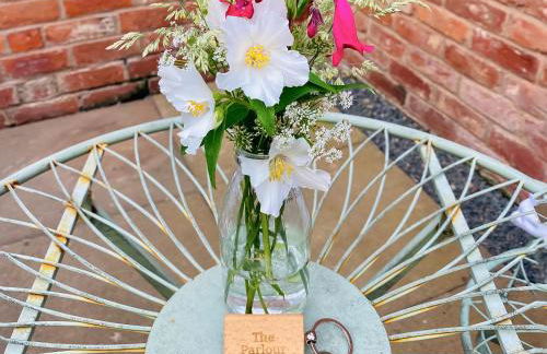 The Parlour - Photo 2