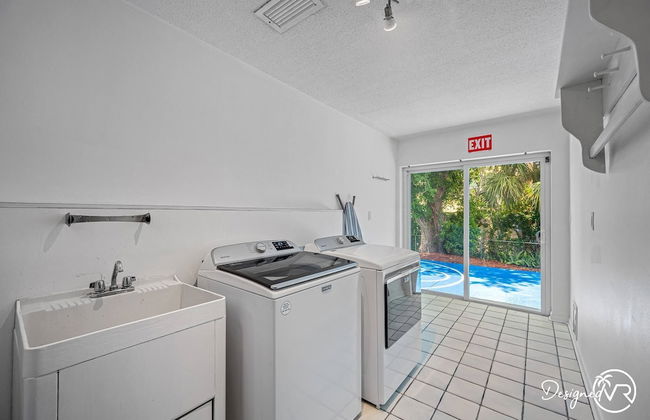 8BR Villa with Heated Pool Near Beach - Foto 47