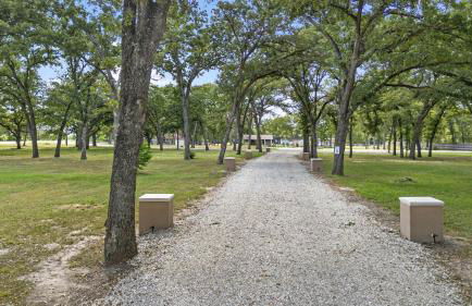 Tranquil Tiny Home Resort with Heated Pool & Goats near Houston, Hempstead Texas - Foto 47