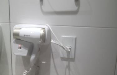 Edf Gil Nogueira-Praia Morro-Guarapari-3º Andar-APTO FTE-SOL MANHA-Piscina-Sauna-02 quartos com Ar -TV Tela Plana-Wi-Fi-Varanda Gourmet -Tela de Proteção - Purificador Água-Airfray-Dois elevadores-01 Garagem-Portaria 24 horas-50 mts da Praia do Morro - Photo 14