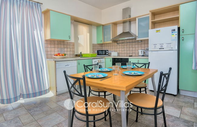 Large Pool & Garden, Billiard, Peaceful Area, Near to the Sea, Coral Bay Paphos - Foto 48