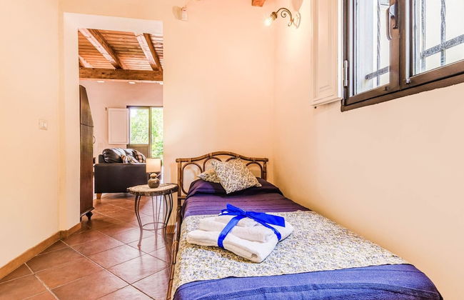 Charming Villa With Pool and Panoramic Surroundings - Photo 5