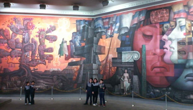 Visitando o mural da pinacoteca da universidade