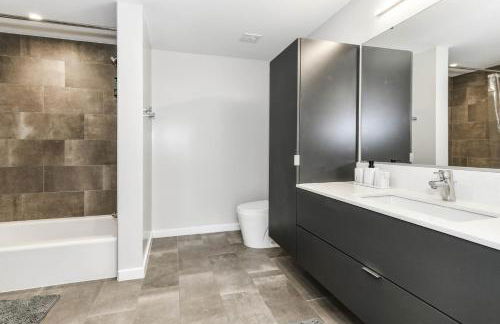 Urban 2BR Oasis with Scenic Rooftop and Gym - Foto 16