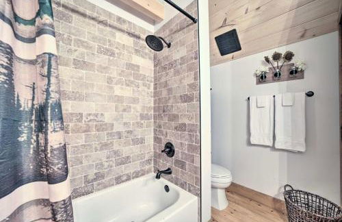 Luxe Log Cabin with Modern Finishes and Mtn Views - Foto 15