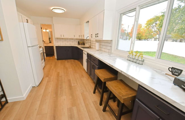 Modern 5 Bedroom Home Sleeps up to 12 15 min Walk to ND 2329 - Foto 5