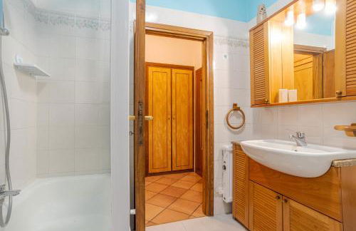 Maison Laghée-Bright Apt with balcony, Lake view! - Photo 15