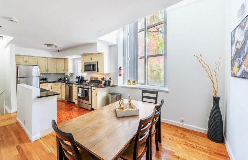 Modern 3BR Townhouse with Private Rooftop & Parking Minutes to NYC - Foto 15