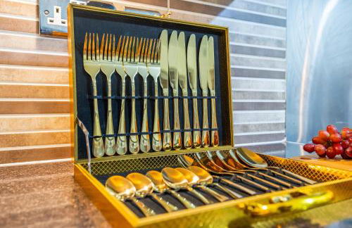 Spacious 4 Bedroom Home Near City Centre Sleeps 11 with Free Parking - Foto 48