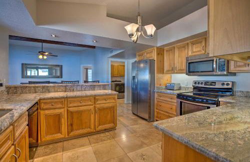 3 Mi to Westgate Desert Home with Hot Tub in Peoria - Foto 10