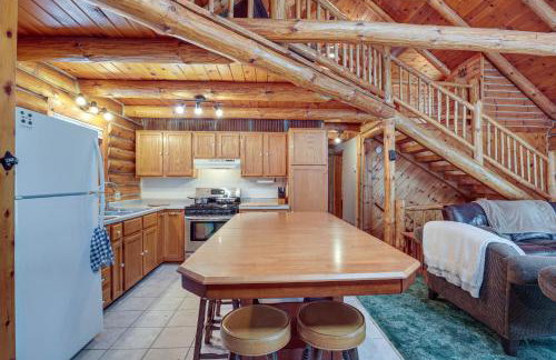 Rhinelander Waterfront Cabin with Deck and Fire Pit! - Foto 8