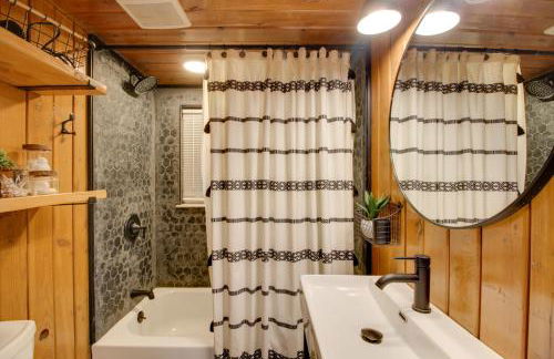 1 Mi to Beach and Lake Breezy Point Cabin with Yard! - Foto 15