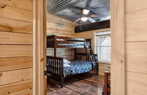 Rustic Barn Retreat w Hot Tub Game Room & FirePit - Photo 45