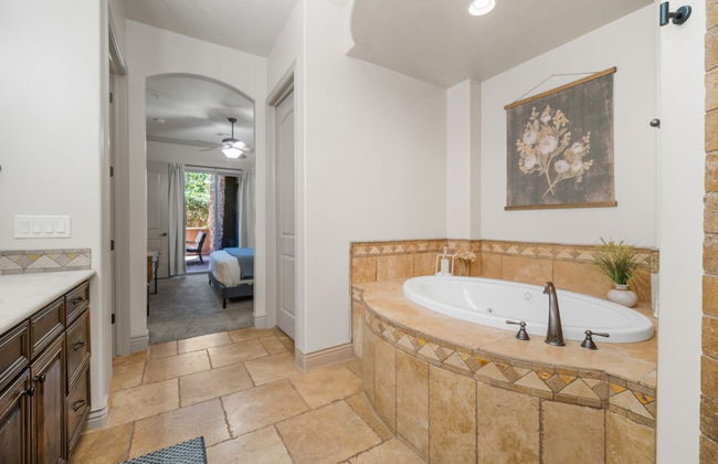 Poolside Retreat Directly Across From Pool! - Foto 18