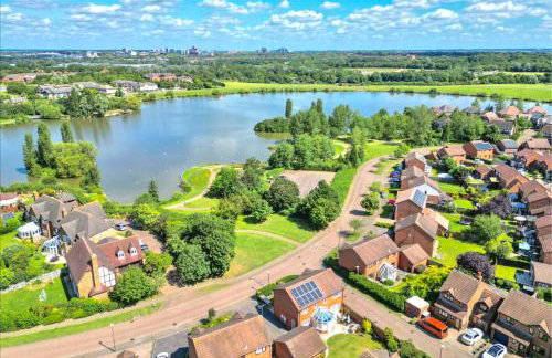 Furzton - Modern Home and Garden, Free Private Parking, TV, Sleeps 6 Guests - Photo 20