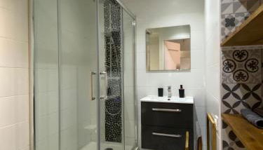 Superbe appartement T2 en résidence avec piscine - Photo 3, Shower