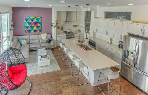 Chic Silver Lake Oasis with Breathtaking City Skyline Views, Private Rooftop & Garage - Foto 8