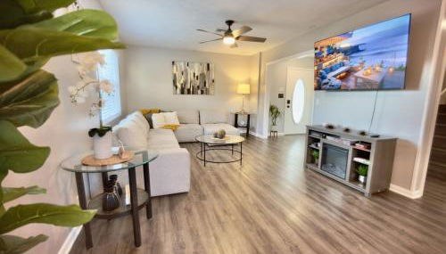 Luxury 4BR Getaway with Heated Pool & Cozy Vibes! - Foto 3