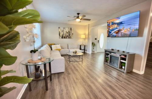 Luxury 4BR Getaway with Heated Pool & Cozy Vibes! - Foto 3