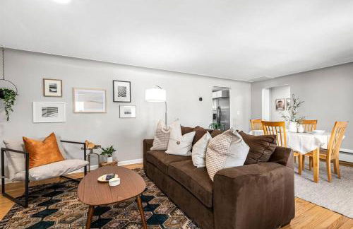 Warm & Comfy 2BR, Huge Backyard, Great Location! - Photo 54