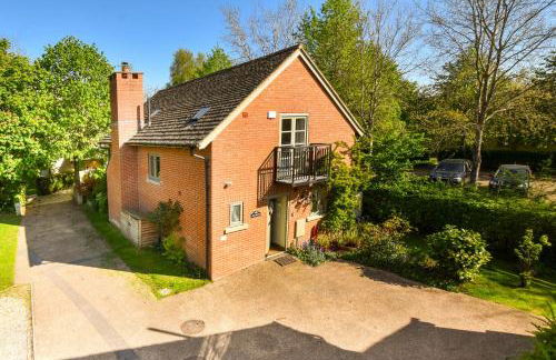 Cosy Cotswold Lodge by Your Home Here - ideal for families, log-burner, spa, private parking, EV Hookup included and heated swimming pools - Foto 25