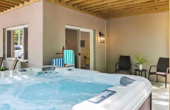 Maple Oasis by Avantstay Newly Built w/ Hot Tub, Game Room & Fire Pit - Photo 2