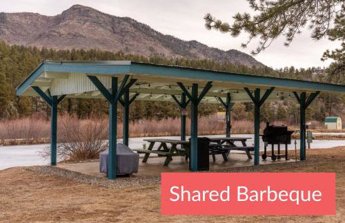 Right on the River! Mtn Cabin w Deck & Fireplace - Foto 49