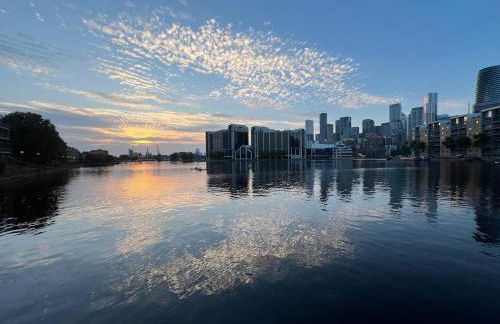 2BR Waterside View Free Parking Fast WiFi Terrace Balcony TV BBQ Garden Access - Foto 8