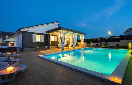 Villa Beauty with heated pool and jacuzzi - Photo 2