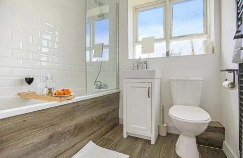 Grace House - Prime Location - Driveway Parking, Pool Table, Fast Wifi, Self Check-In and Smart TV with Sky TV and Netflix by Yoko Property - Photo 18