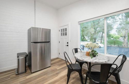 Light-Filled Modern Flat Near 25th Street Fun - Photo 32