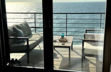 The Yacht House - Photo 3