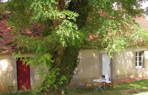 Castle in Le Veurdre near Forest and River - Foto 13