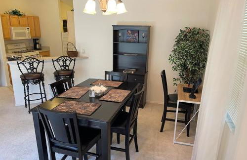 Cozy home, Right Next Door to Lake Sumter Square! - Foto 14