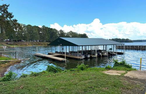 Beautiful Cabin by the Lake Nestled in Sabine National Forest for a Romantic Retreat in Hemphill, Texas - Foto 7