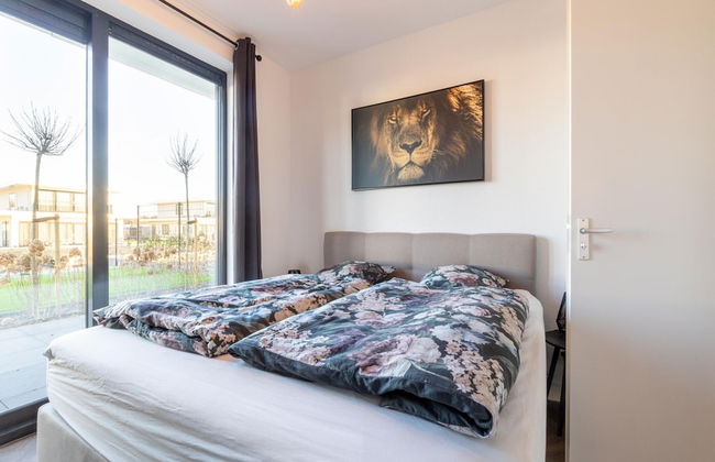 Cozy Villa With Lakeside Views - Photo 10